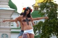Femen поздравили украинок с "попсовым" 8 марта и потрясли голой грудью [Видео] 19684808234c513da4558a61.33143295